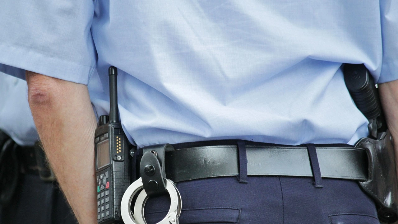 Пернишки полицаи са задържали двама за склоняване към проституция съобщи