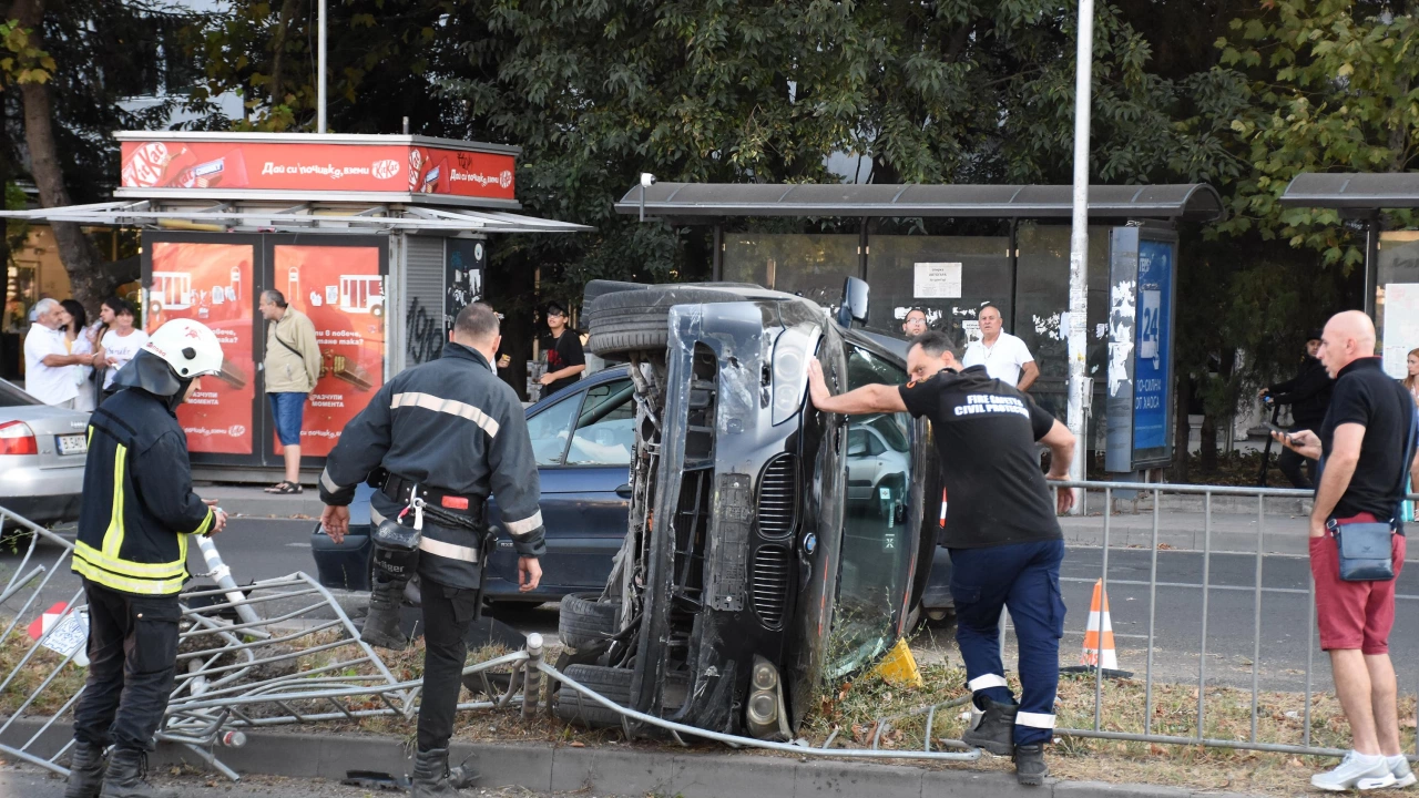 Лек автомобил самокатастрофира на кръстовището на улица Академик Андрей Сахаров