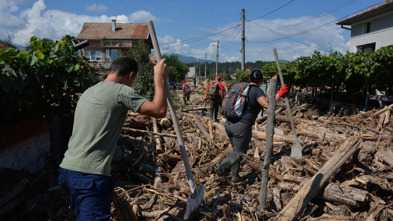 Двама души от едно от най потърпевшите от наводнението в Карловско