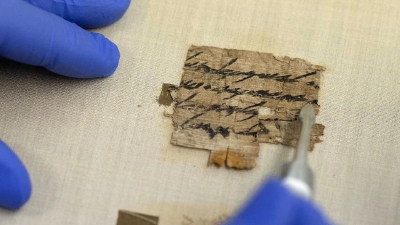 Израелската служба по антиките показа изключително рядък папирус на 2700