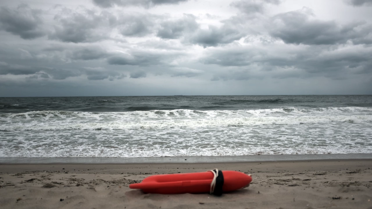 Спасител се удави докато вади от морето две жени в Несебър съобщават