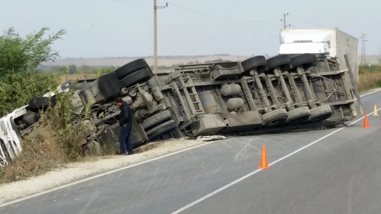 Камион се е преобърнал на автомагистралата към Одрин при истанбулската
