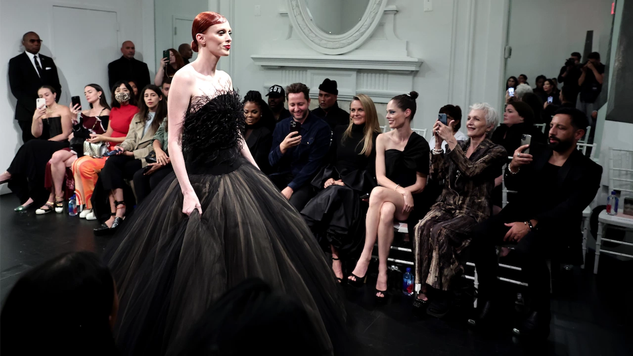 Дизайнерът Кристиан Сирано откри Нюйоркската седмица на модата в бившата