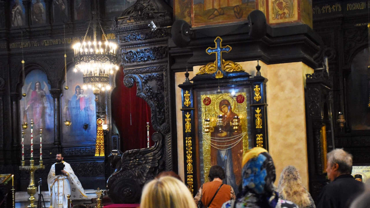 В катедрален храм Успение Богородично десетки варненци присъстваха на литургията