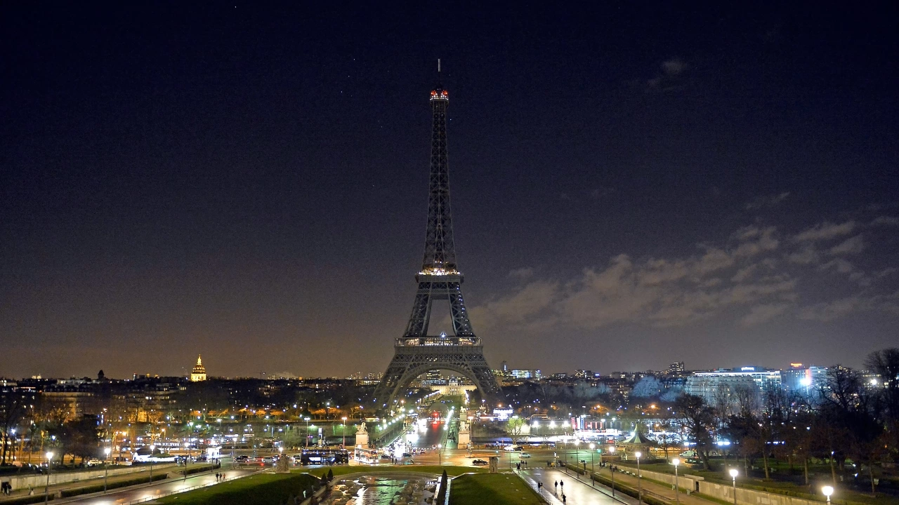Кметът на Париж Ан Идалго заяви в Туитър че светлините