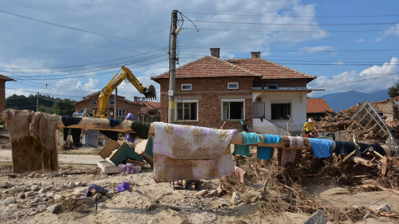 Продължава разчистването след наводнението в село Каравелово Днес се очакват