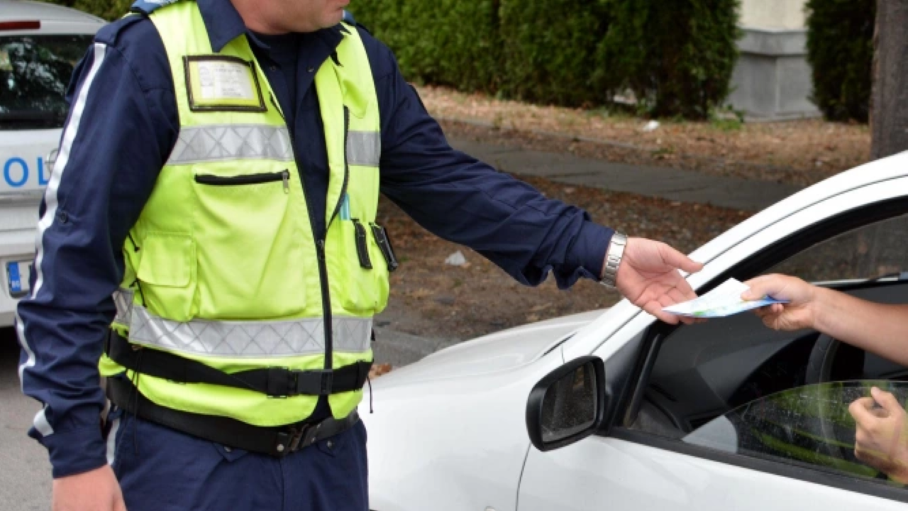 Пробва се: Пиян шофьор бутна 50 евро на полицаи