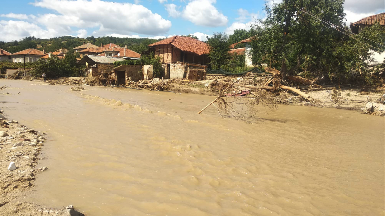 Водата в цялата община Карлово все още е негодна за пиене и готвене