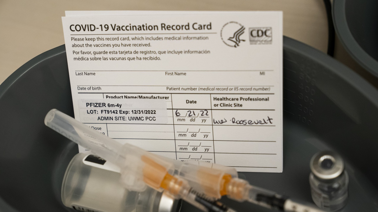 EMA подкрепи поставянето на бустерна доза от ваксината на Пфайзер, насочена срещу новите подварианти
