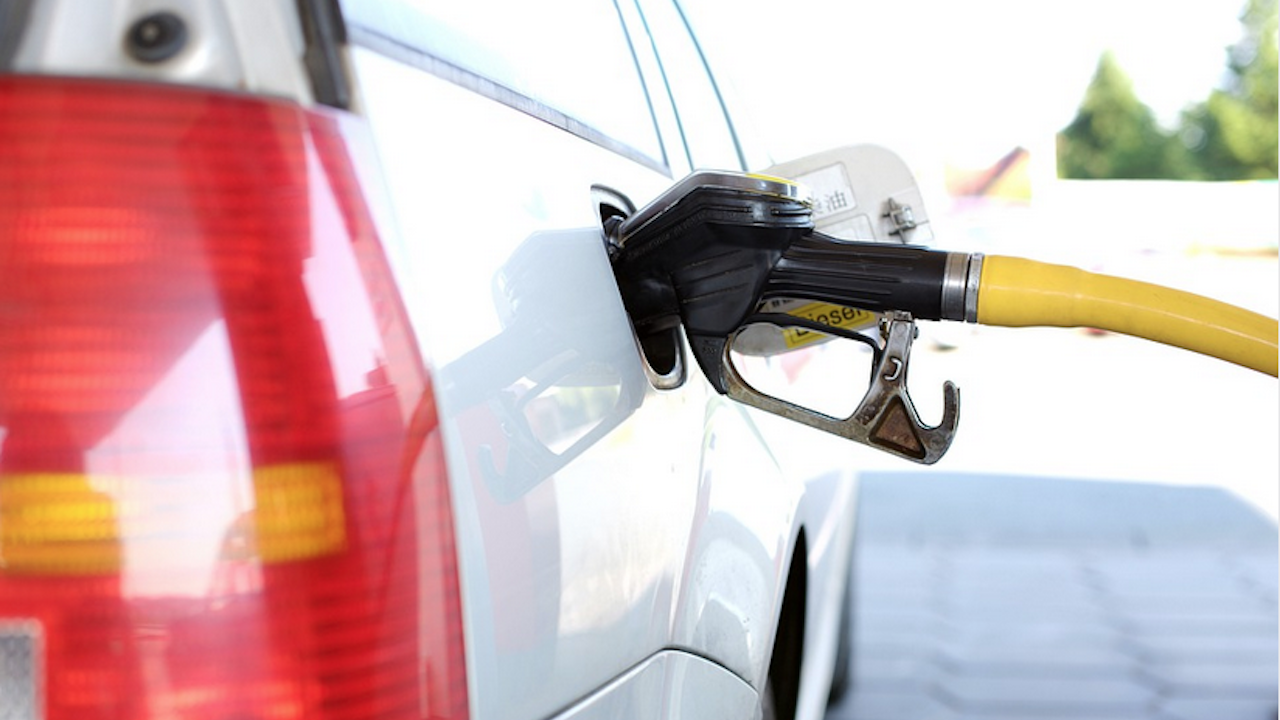 Цената на бензина е паднала с 16 стотинки за месец