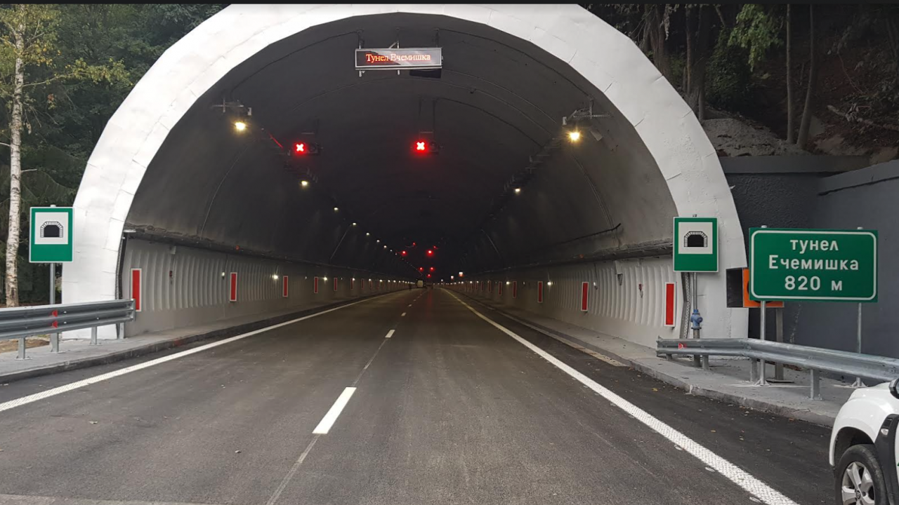 Пуснато е движението в ремонтираната тръба за София на тунел "Ечемишка" на АМ "Хемус"