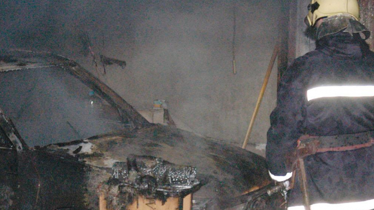 Пловдивска кола горя в центъра на София