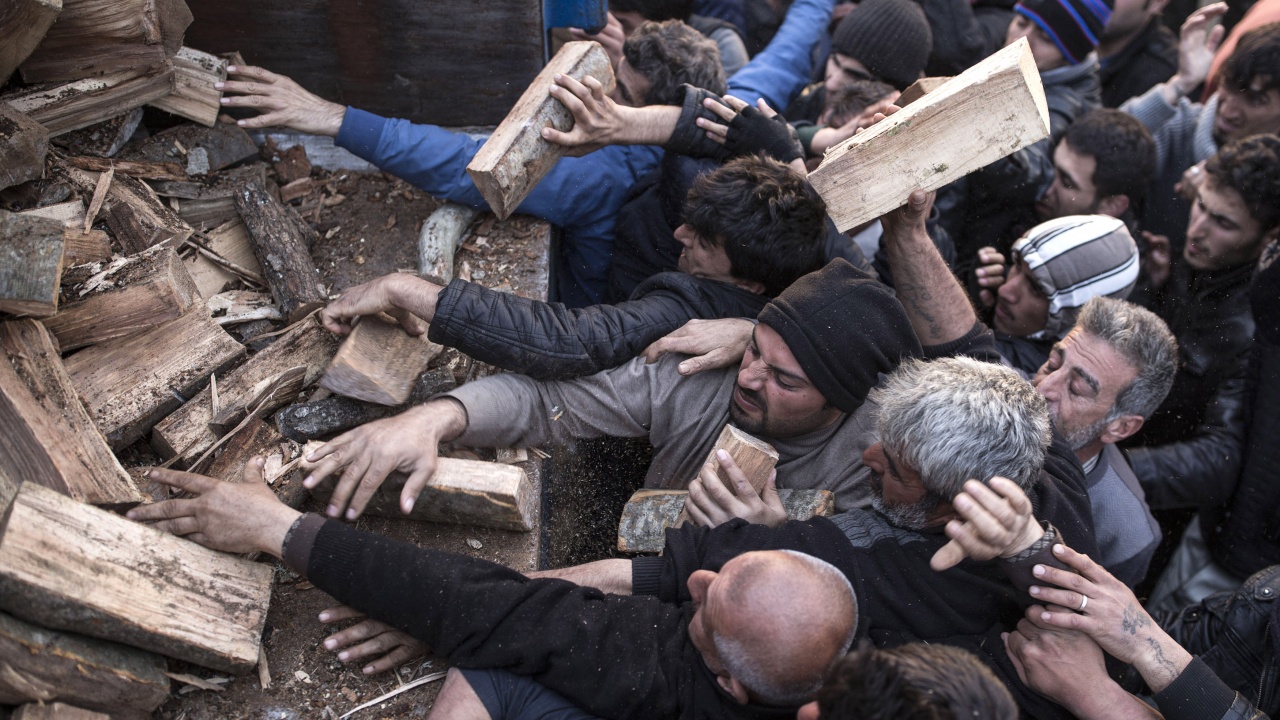 Раздават безплатни дърва за огрев в Атина