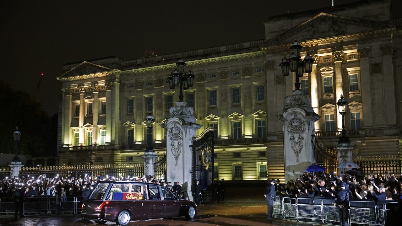 Ковчегът с тленните останки на кралица пристигна в Бъкингамския дворец. 
Всичко по