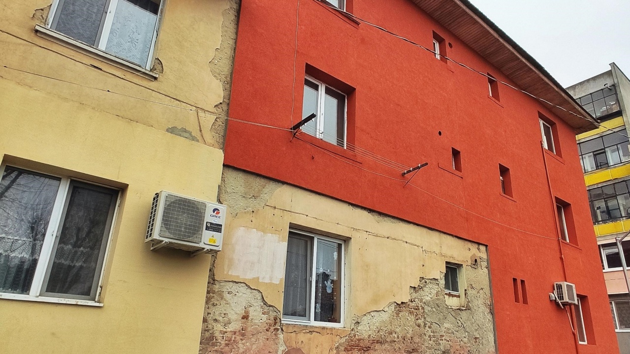 Санират четири многофамилни сгради в жилищен комплекс в Берковица