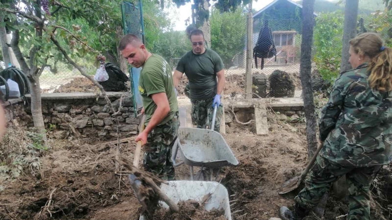 Над 400 военнослужещи се включват в помощ на пострадалите райони в Карловско