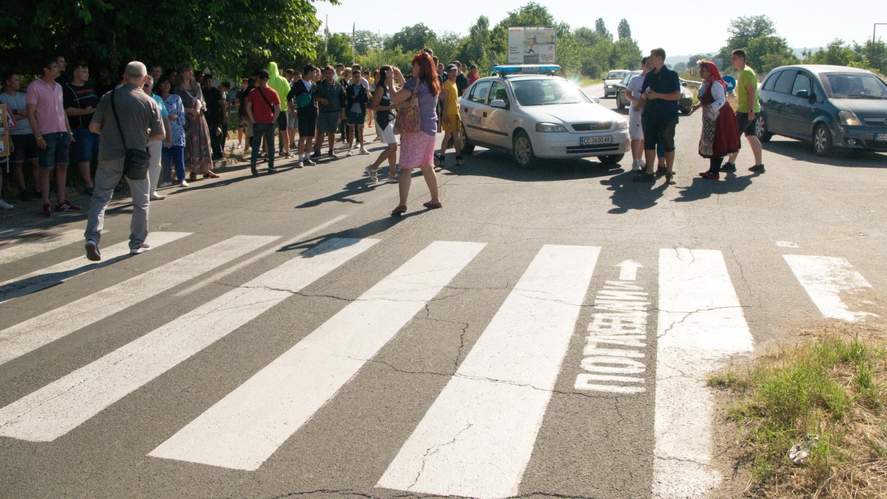 Кола удари девойка на пешеходна пътека в Русе
