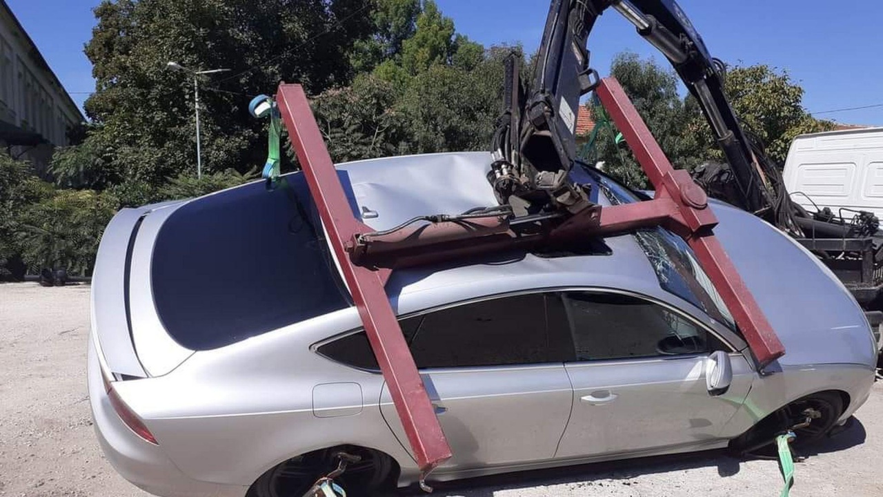 Общински паяк изпусна и потроши скъпа кола