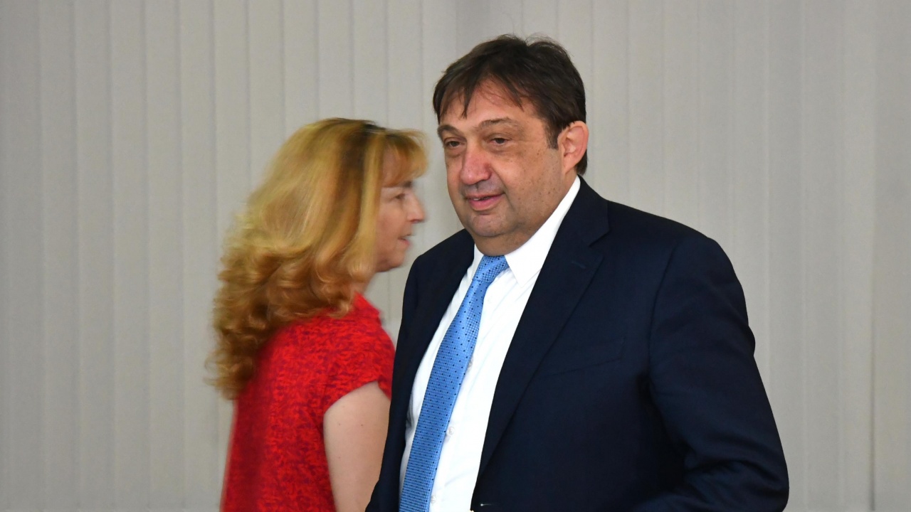 Министър Шишков обясни как са се раздавали пари