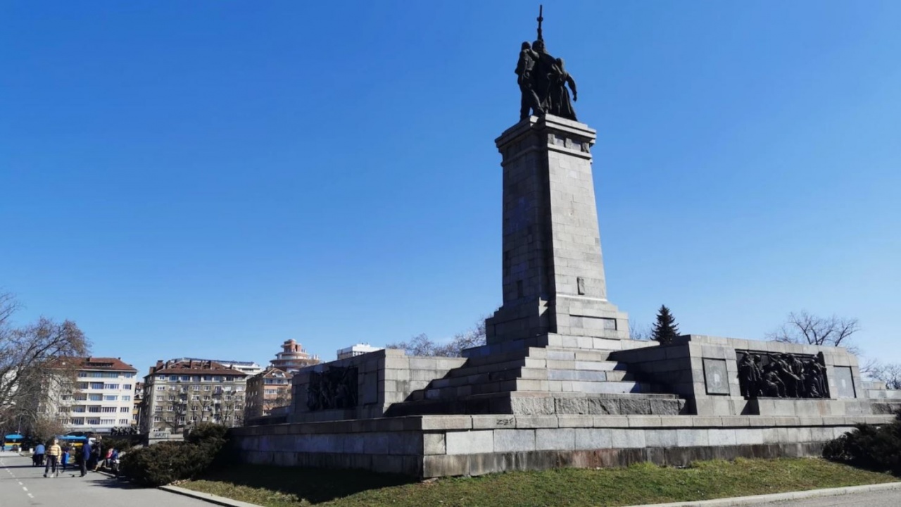 Паметникът на Съветската армия в центъра на София отново е надраскан, съобщава Дарик.
Това