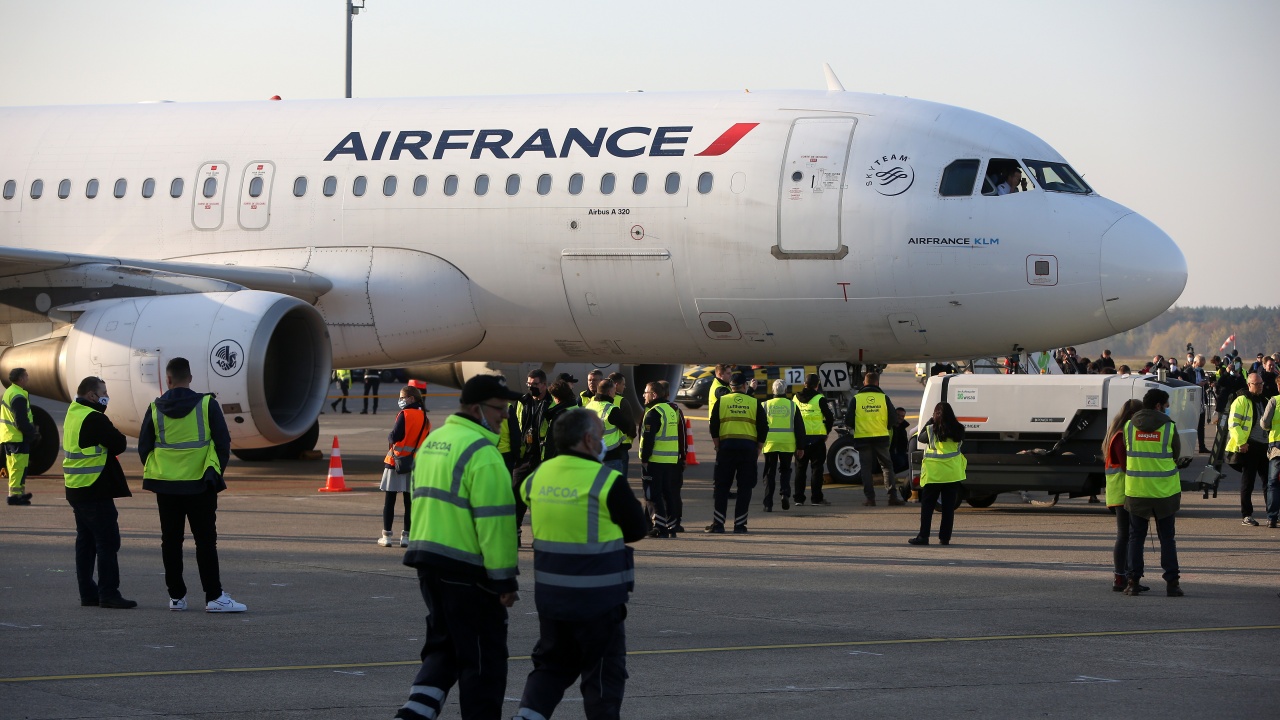 Стачка на авиодиспечерите във Франция се очертава да предизвика транспортен хаос