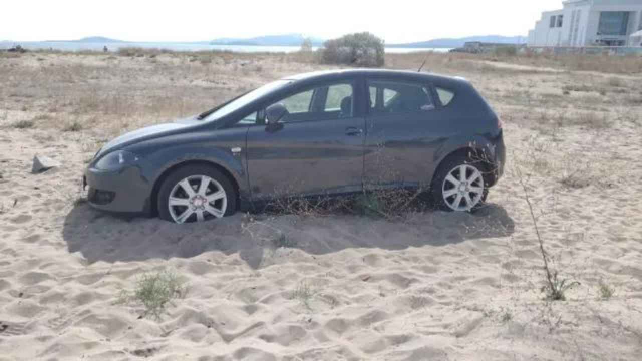 Друсан шофьор се опита да избяга от полицията и се заби в пясъка на плажа