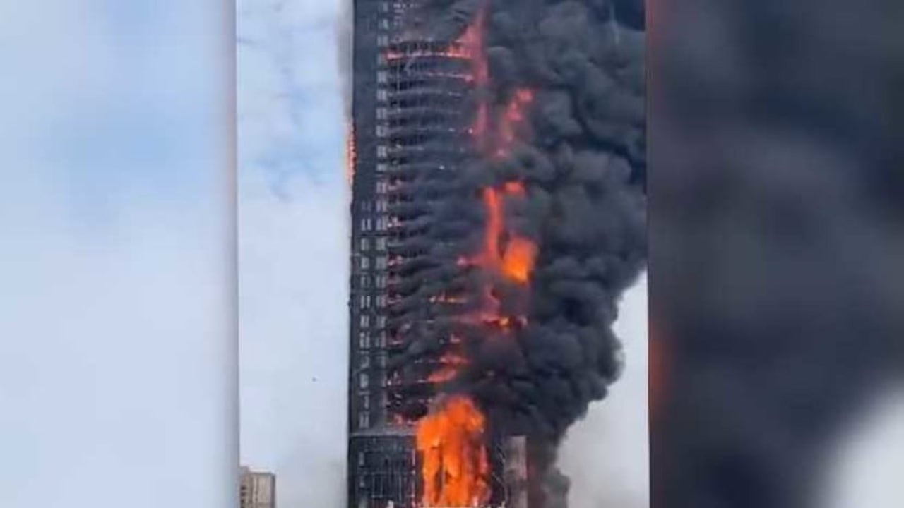 Огромен пожар избухна в небостъргач в Китай