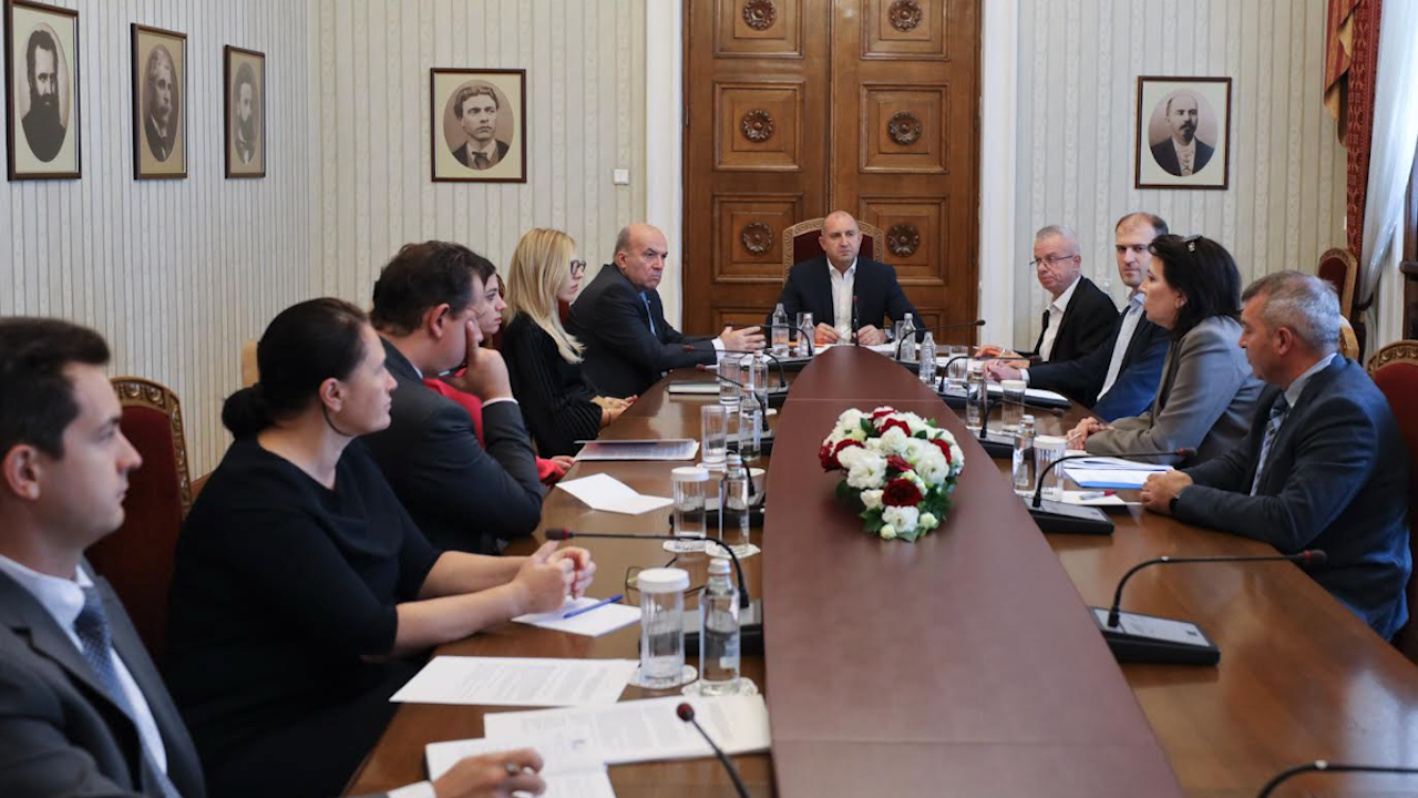 Президентът разговаря с външния министър, обсъдиха отношенията ни с РСМ