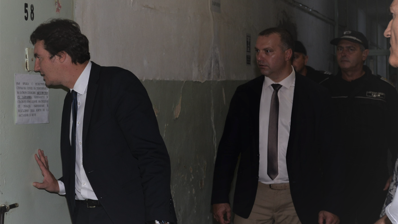 Министър Зарков инспектира килии в зони за повишена сигурност в затворите в Пловдив и в Пазарджик