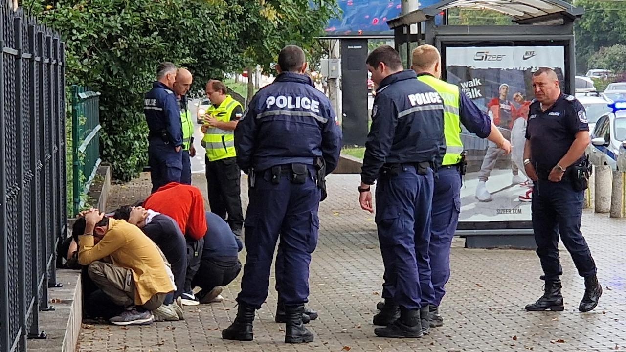 Полицията залови нелегални мигранти в София, шофьорът бил без книжка