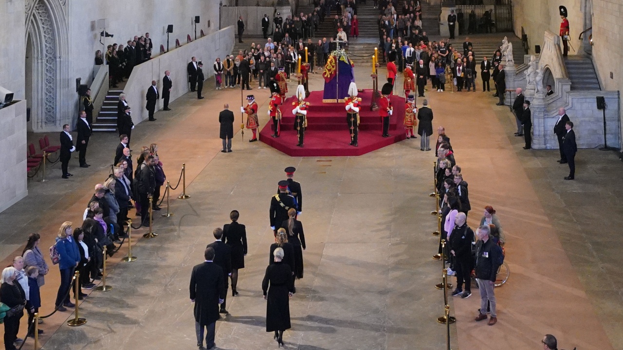 Държавното погребение на кралица Елизабет II ще бъде "удивителна смес от грандиозна церемония" и "обикновени думи"