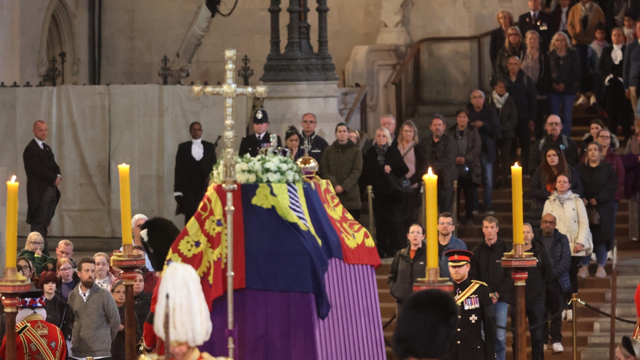 Всички внуци на кралица Елизабет Втора се събраха край ковчега й на мълчаливо бдение
