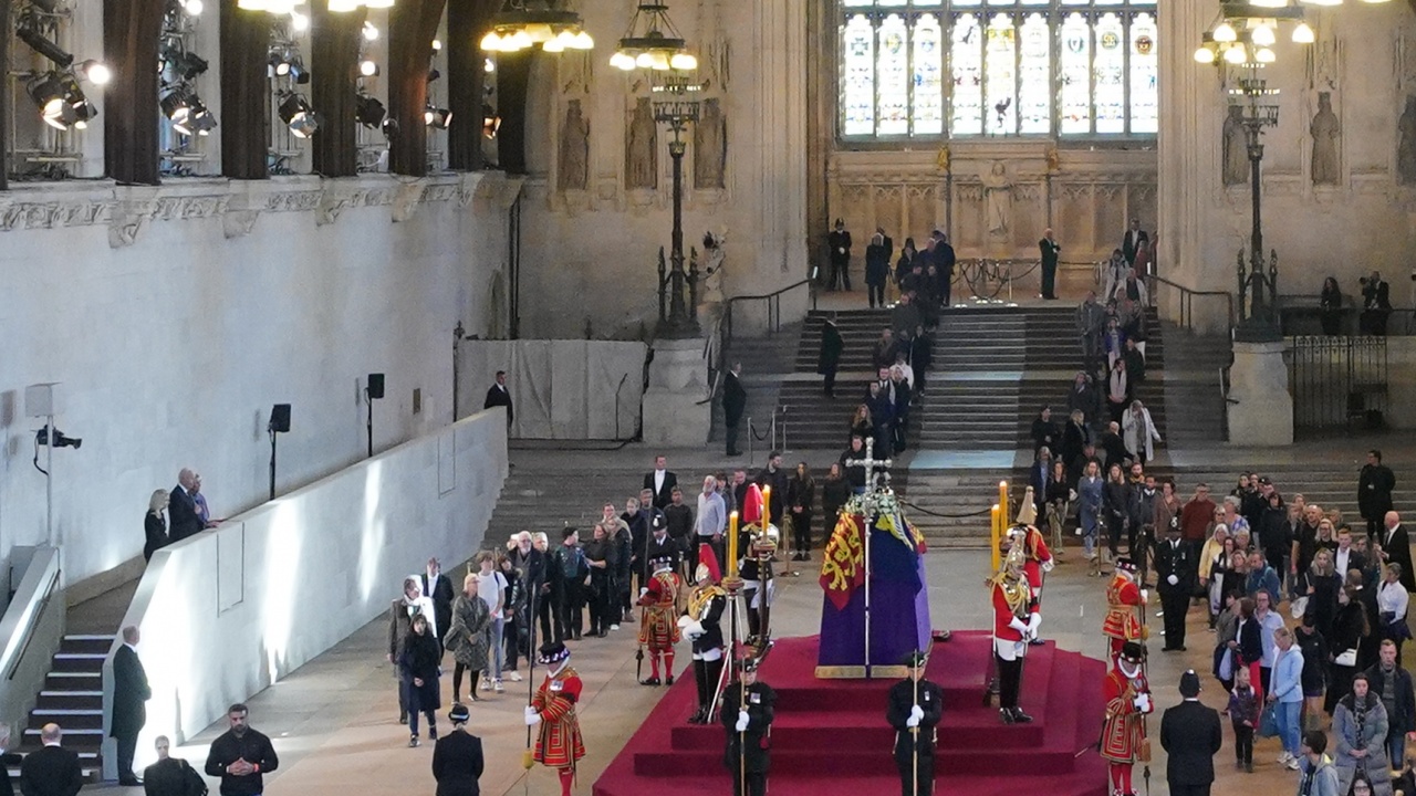 Великобритания ще отдаде почит на Елизабет II с минута мълчание