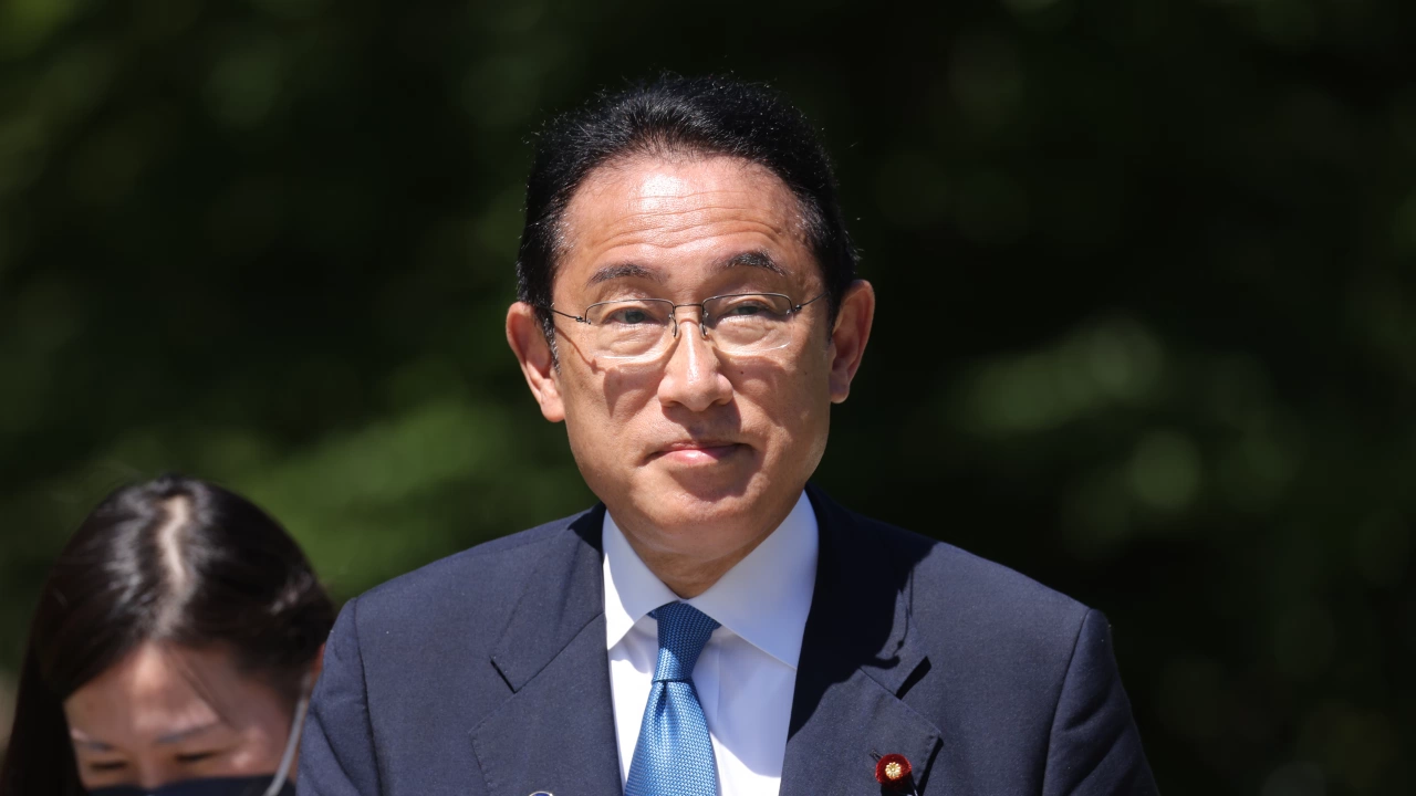 Обществената подкрепа за японския премиер Фумио Кишида падна до най