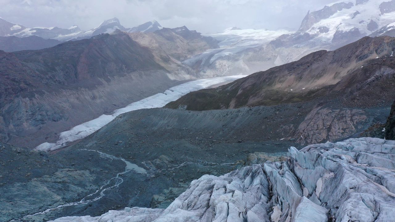 Скалиста алпийска пътека между два ледника в Швейцария се появи за
