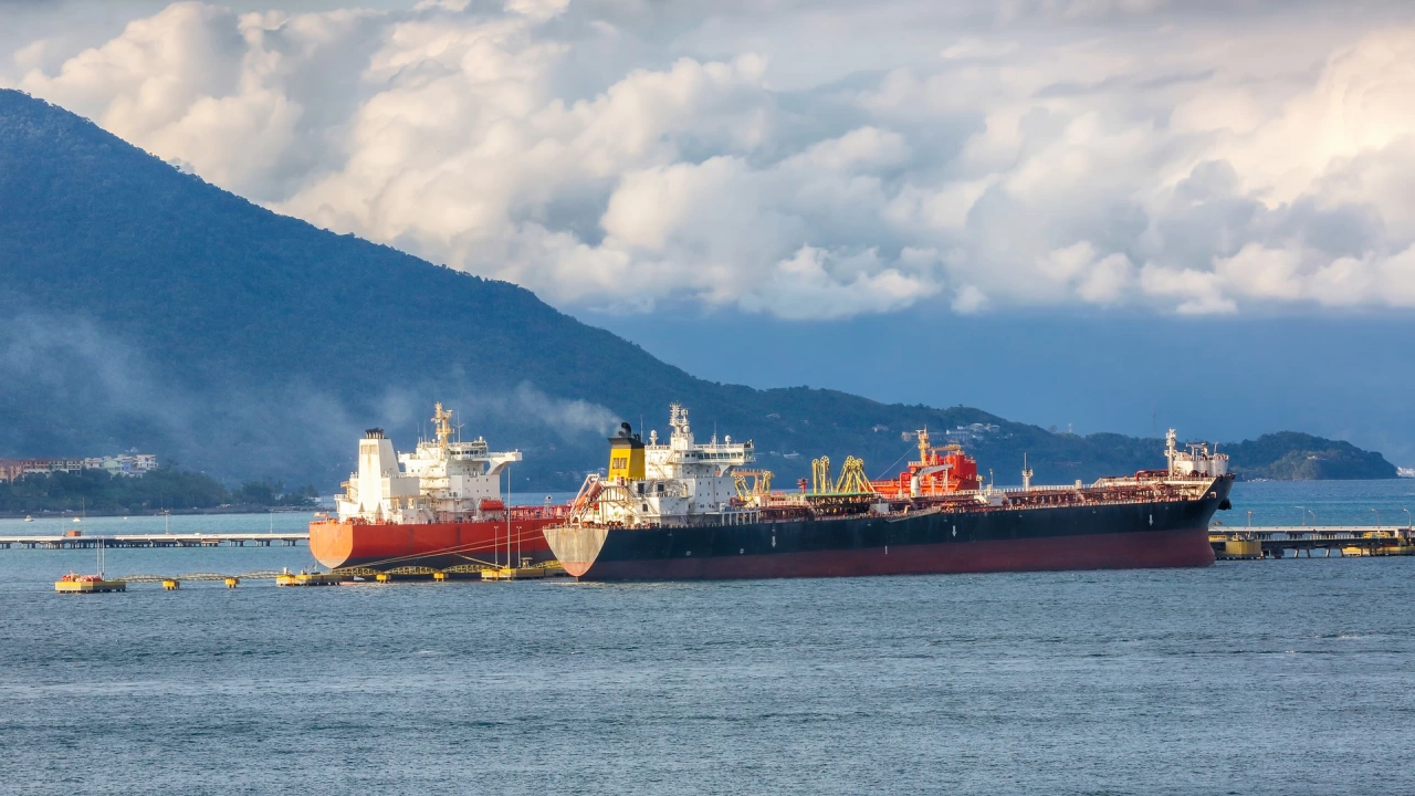 Операторите на петролни танкери масово купуват кораби които могат да
