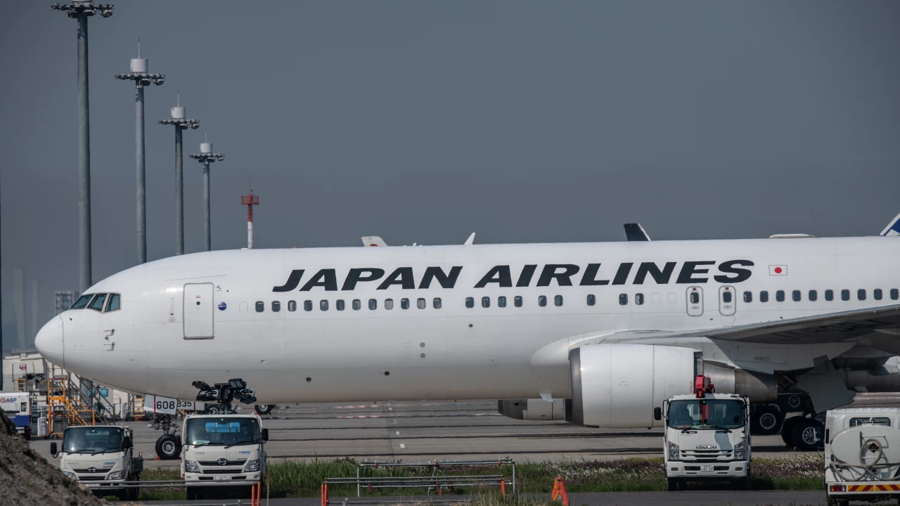 Японските авиолинии Japan Airlines JAL оперират с 65 на