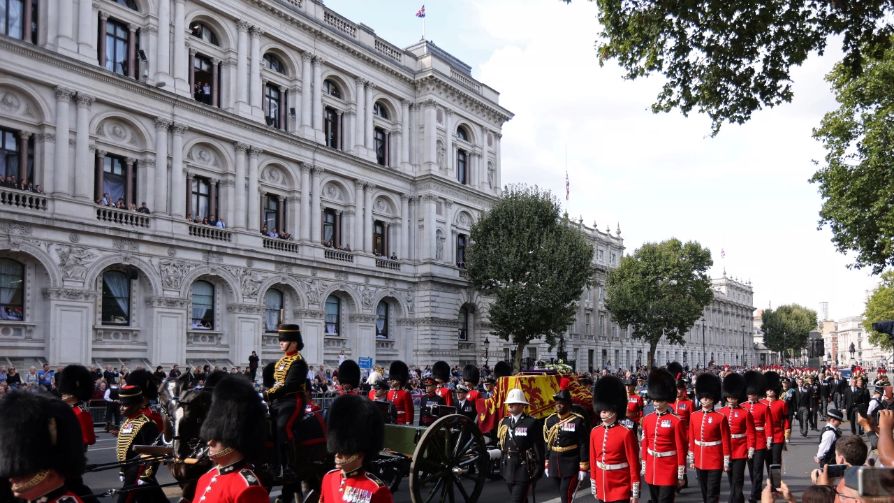 Британската кралица Елизабет II напусна днес Бъкингамския дворец за последен