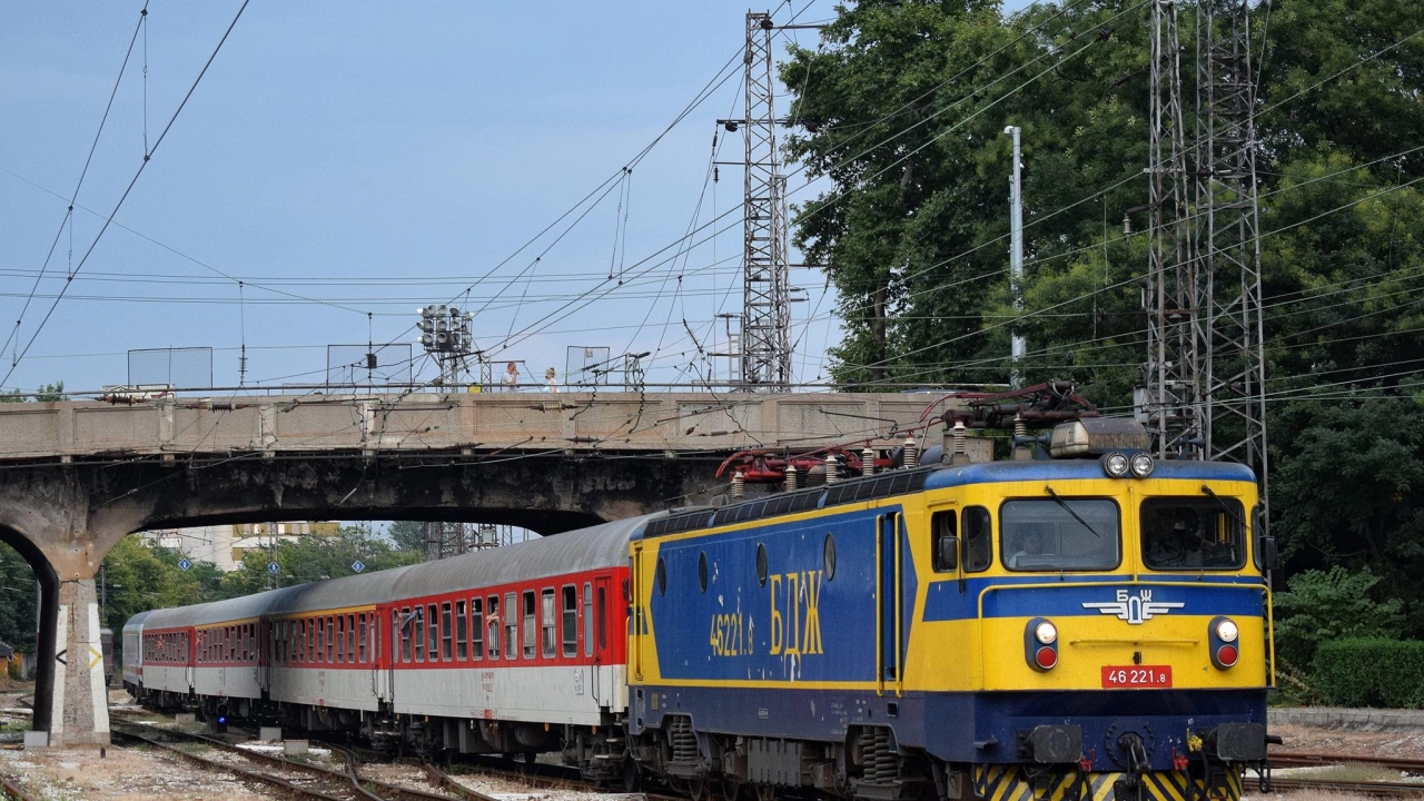 Пробивът под Централна гара градската железница и повдигането на жп