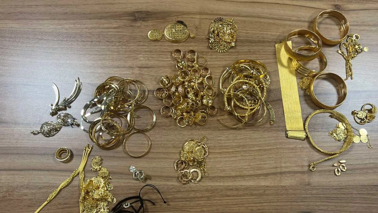 Контрабандни златни накити за над 144 000 лева откриха митническите