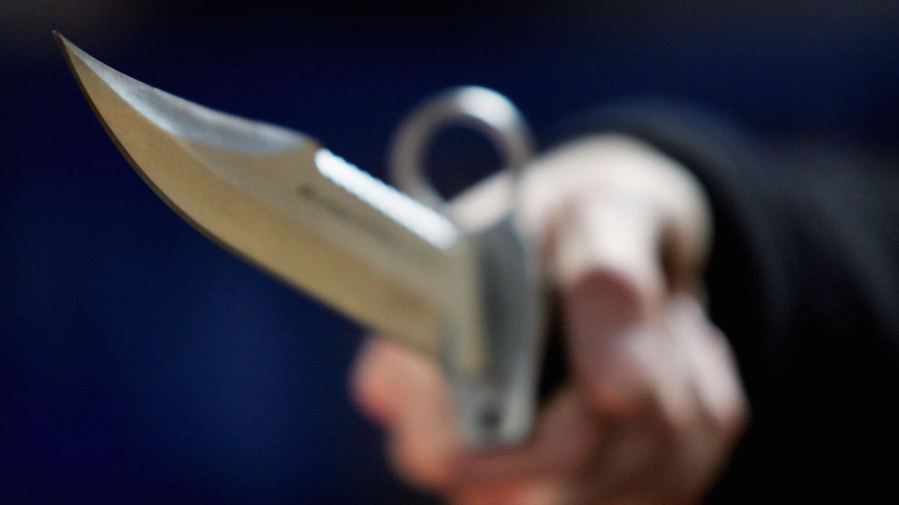  
Двама британски полицаи бяха намушкани с нож в центъра на столицата