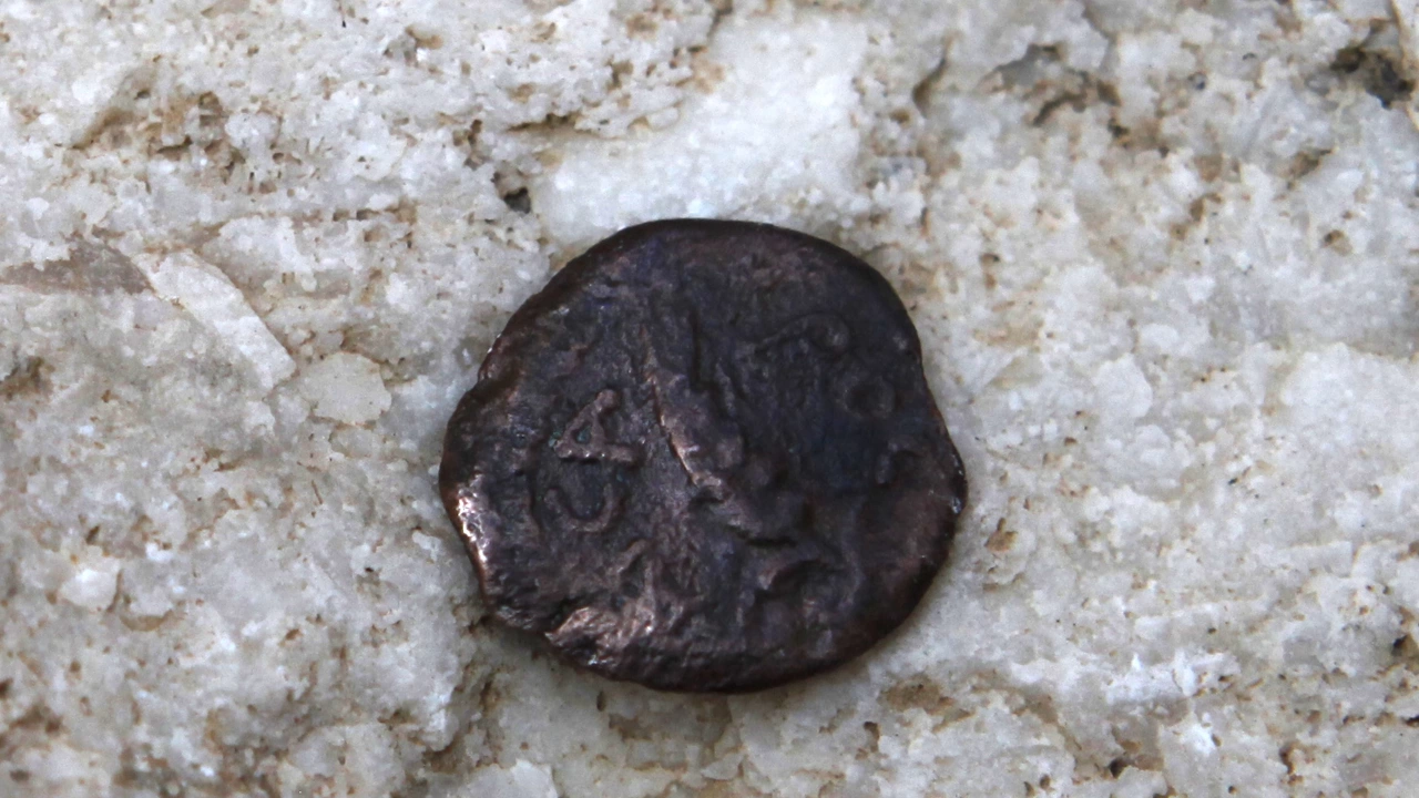 Полицаи иззеха монети и плочка с вид на антични от частен