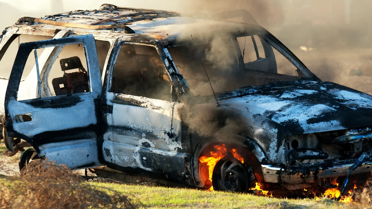 Лек автомобил се е самозапалил в близост до бензиноколонка на