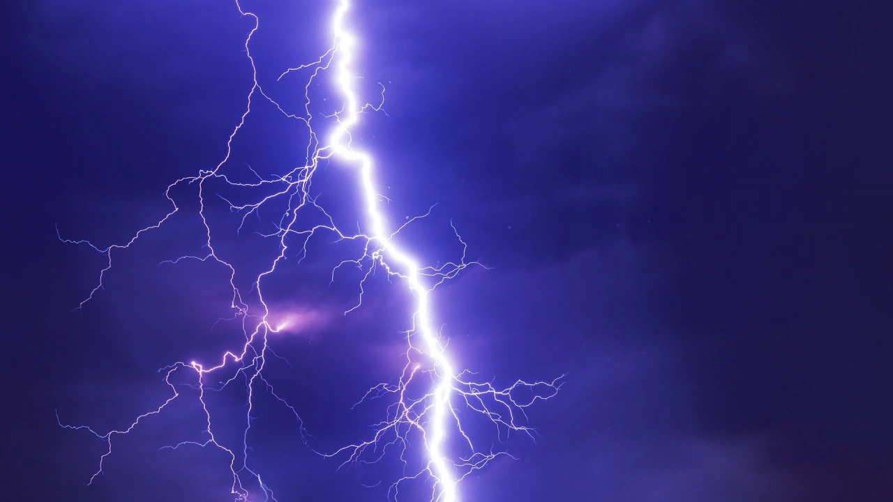 Мощна буря удари Бургас съобщи БТВ  
Природната стихия е била придружена с