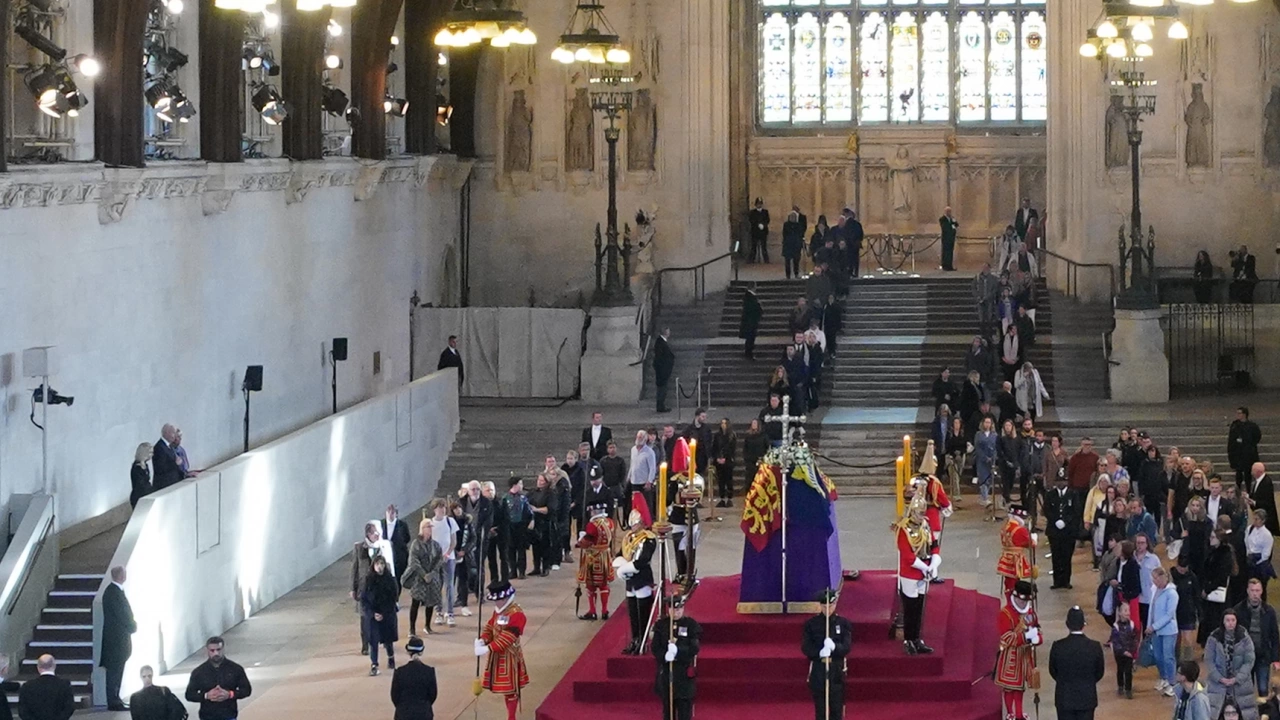 Херцогът на Йорк принц Андрю се поклони днес пред тленните