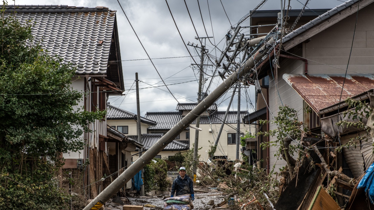 Мощен тайфун връхлетя днес югозападната част на Япония със силни