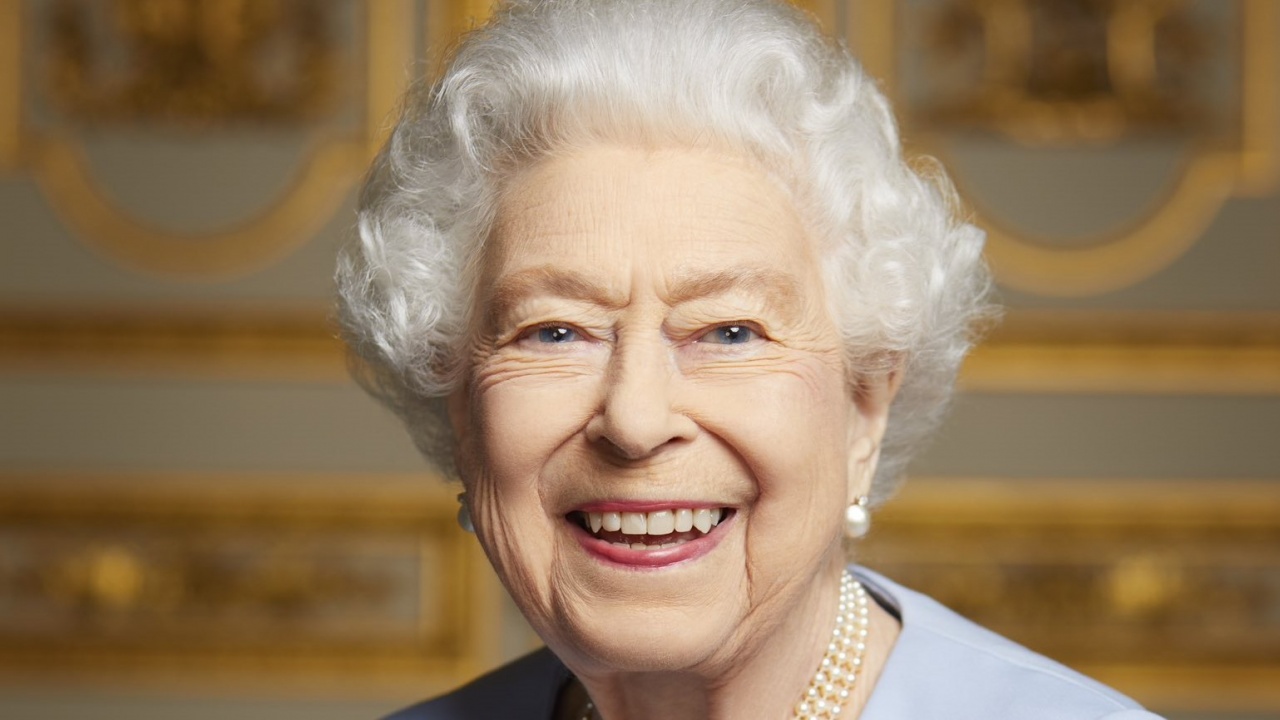 Вижте кралица Елизабет II - усмихната и лъчезарна