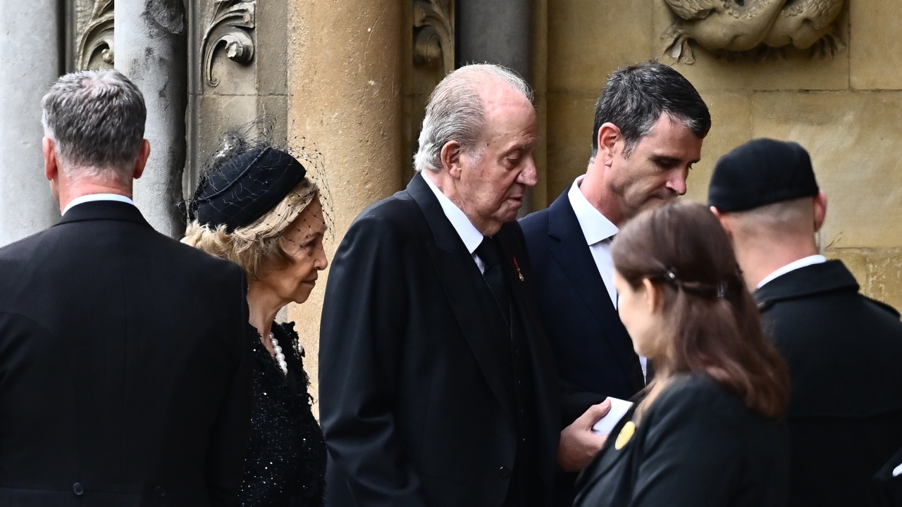 Левицата в Испания критикува появата на бившия крал Хуан Карлос на погребението в Лондон