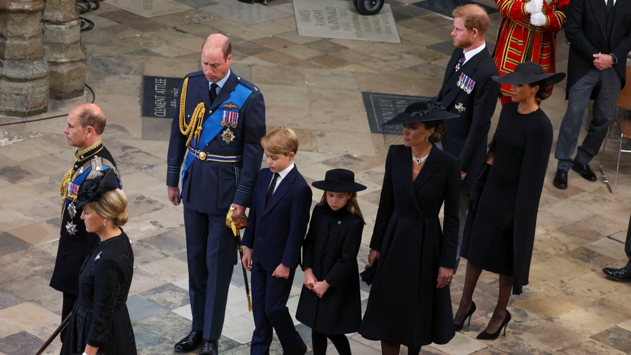 Принцесата на Уелс се появи на погребението на Елизабет II с перлено колие, принадлежало на кралицата