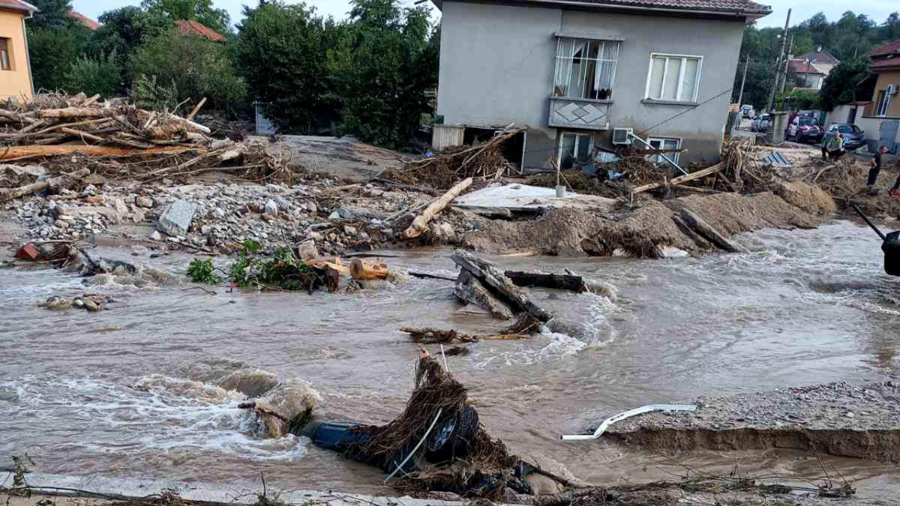 След потопа в Карловско: Решават кои къщи ще бъдат съборени